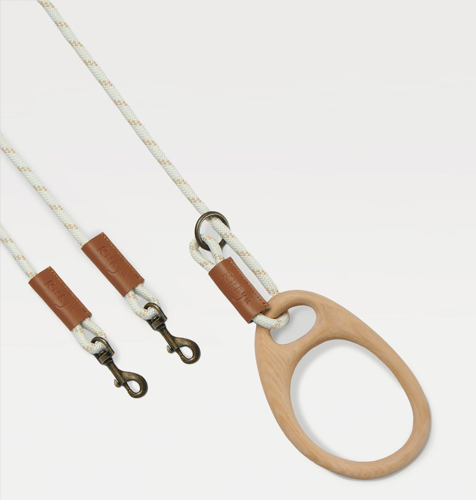 A dog leash for 2 pets with a ring handle